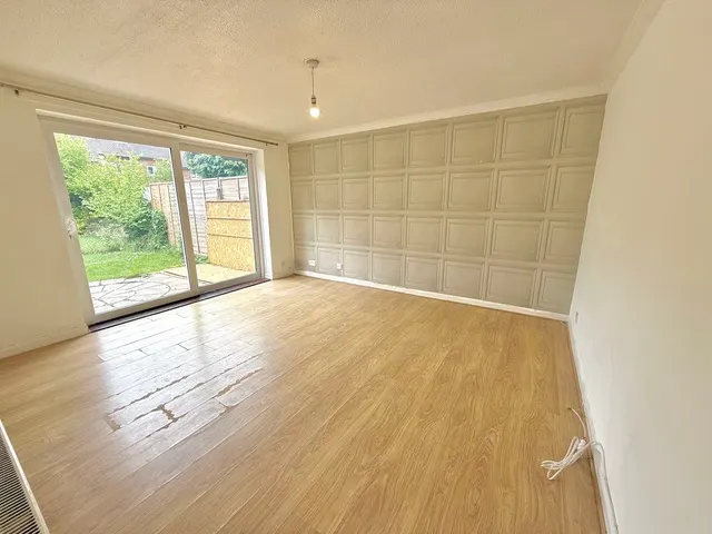 Photo 2 — Bunhill Close, Dunstable LU6 1TH