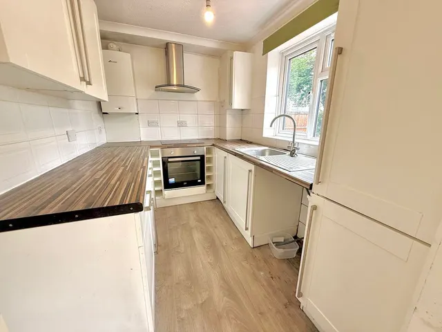 Photo 3 — Bunhill Close, Dunstable LU6 1TH