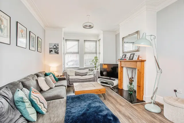 Photo 2 — Sandown Avenue, Westcliff-on-Sea, Essex, SS0