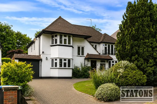 Photo 2 — Parkgate Avenue, Hadley Wood, EN4 0NN