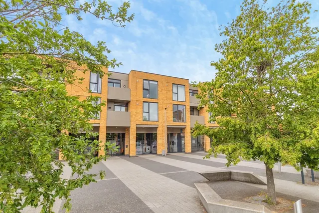 Brooklands Square, Brooklands, Milton Keynes, Buckinghamshire, MK10, photo 1
