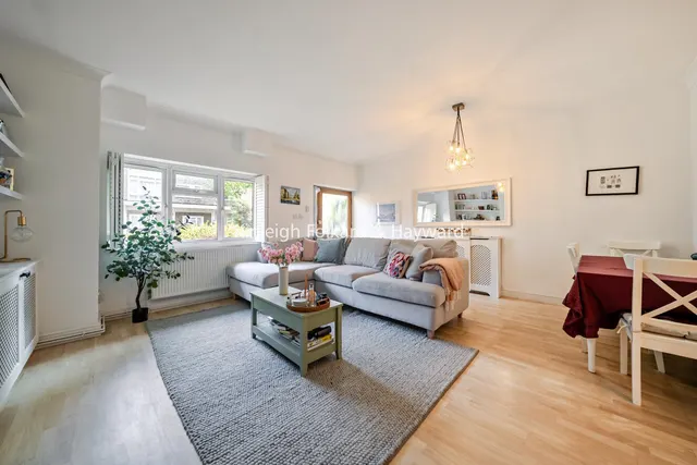 Photo 2 — Renfrew Road, London, SE11