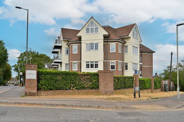 4 Bushey Gate, Sparrows Herne, photo 1