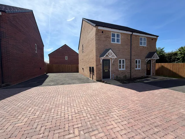 Typhoon Drive, Market Deeping, PE6, photo 1
