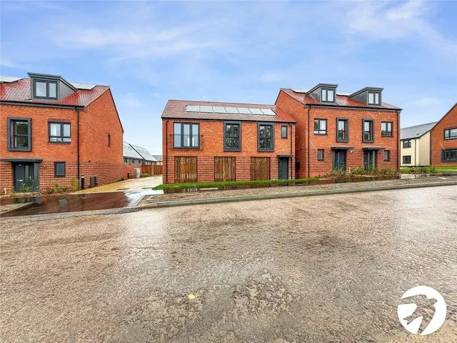 Saltwood Avenue, Greenhithe, DA9, photo 1