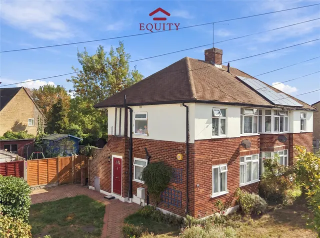 Camberley Avenue, Enfield, photo 1