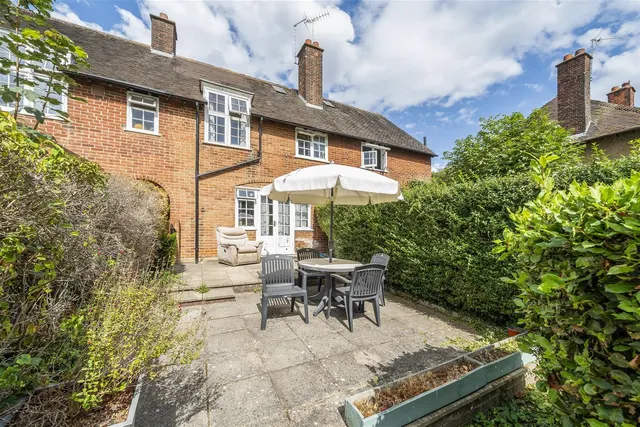 2 bedroom house — Falloden Way, Barnet