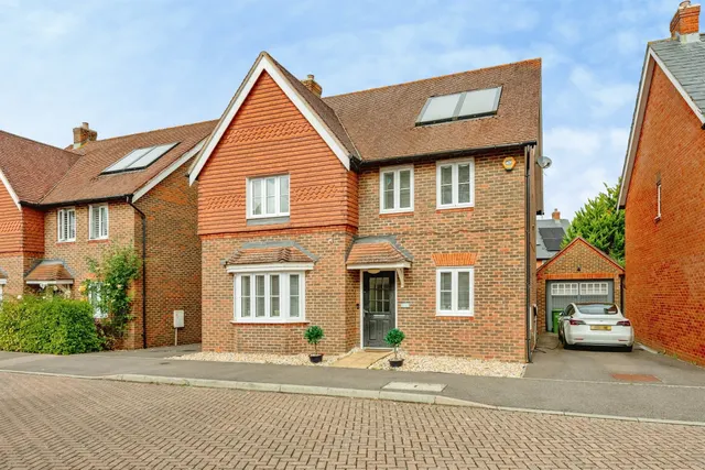 Chalkfield Road, Horley, photo 1