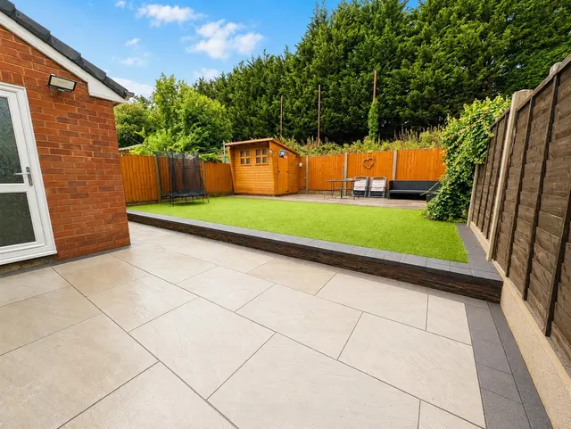 St. Giles Close, Rowley Regis, photo 2
