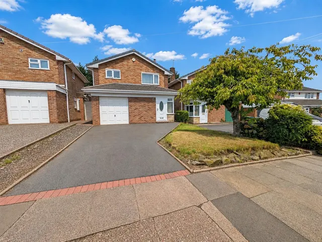St. Giles Close, Rowley Regis, photo 1