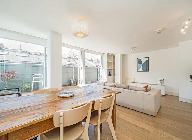 Brownlow Mews, Bloomsbury, WC1N, photo 3