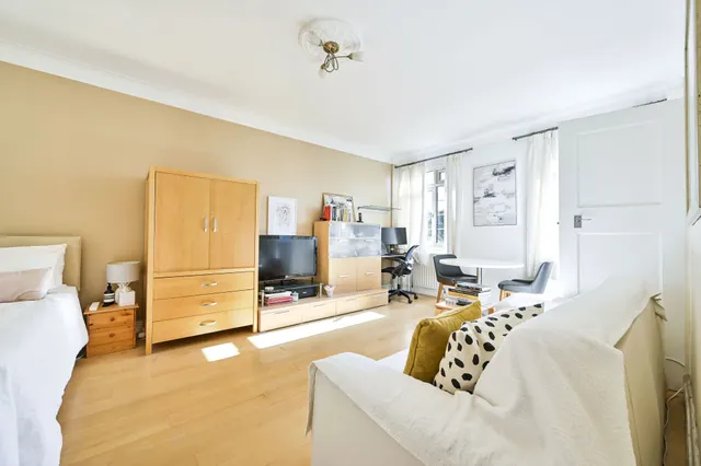 Photo 2 — 143 Chatsworth Court, Pembroke Road, London