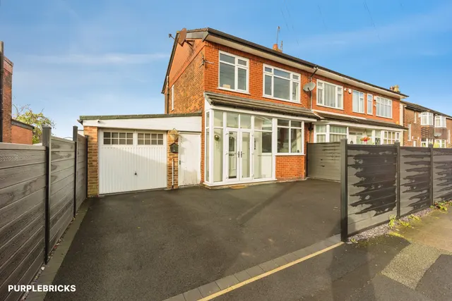 Bentley Road, Denton, M34, photo 1
