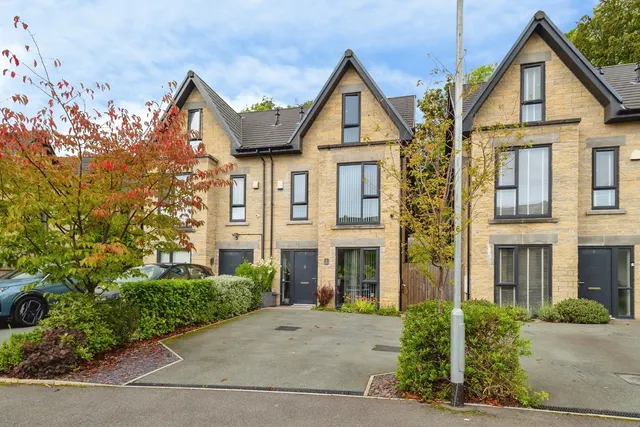Riverside, Mossley, Ashton-under-Lyne, Greater Manchester, OL5, photo 1