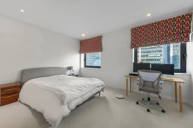 South Quay Square, London, E14, photo 3