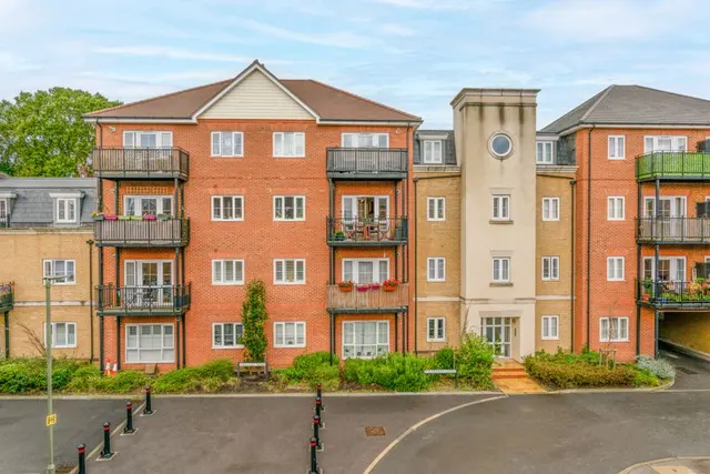 Alderson Grove Hersham, Walton-On-Thames KT12 5EG, photo 1