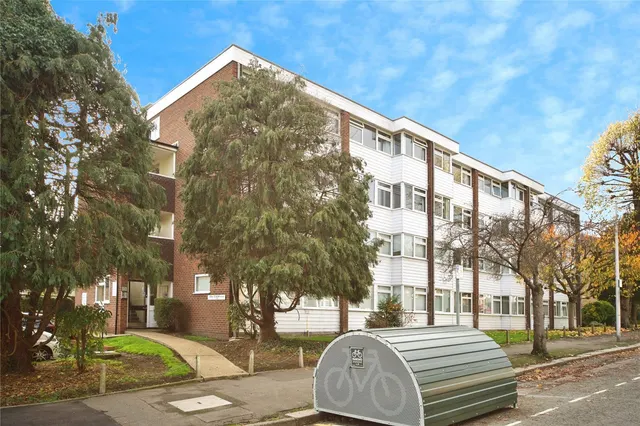 The Chiltons, Grove Hill, London, E18, photo 1