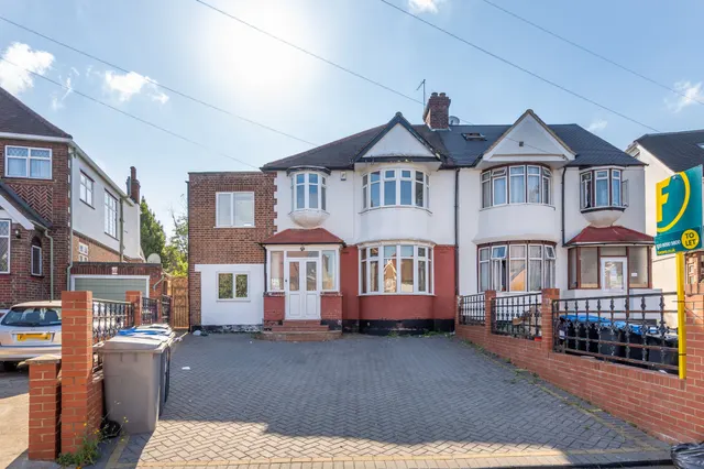 Photo 2 — 126 Cairnfield Avenue, London