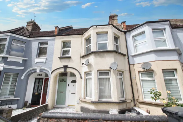 Chingford Lane, Woodford Green, IG8, photo 1