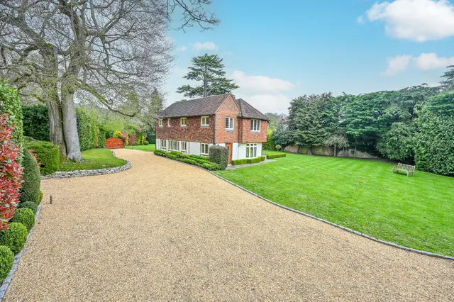The Old Barn, 1 Gravelpits Lane, Guildford, photo 1