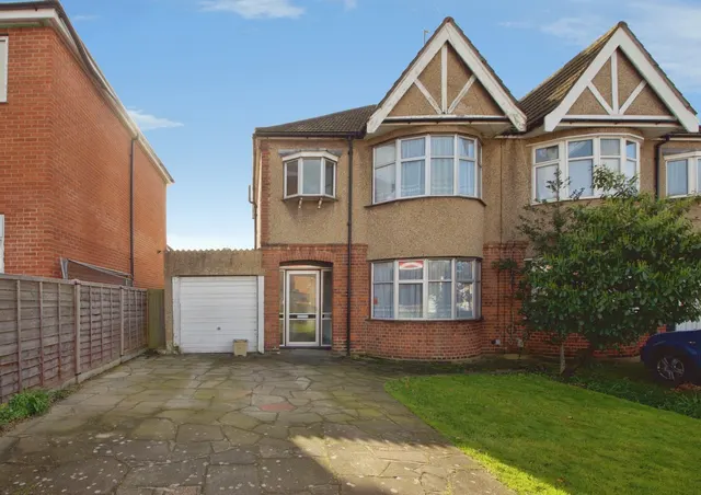 Brentwood Road, Romford, RM1, photo 1