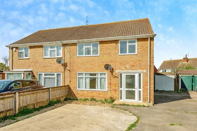 Coombe Close, Crawley, photo 1