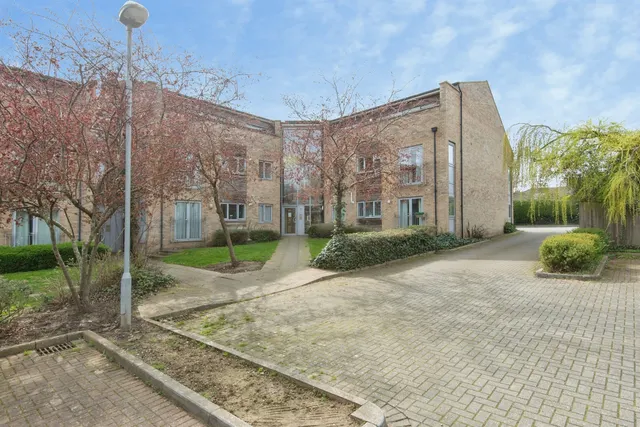 Victoria Crescent, Royston, photo 1