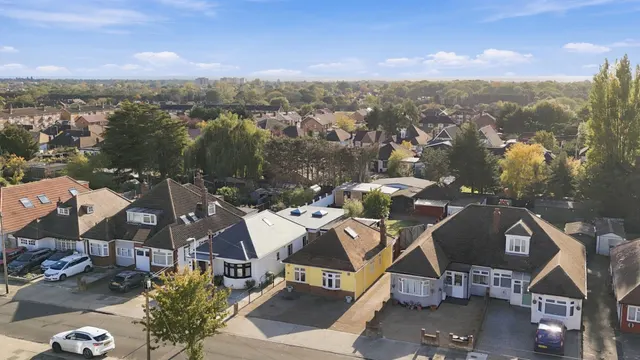 Coleridge Road, Romford, RM3, photo 2