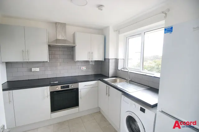 Millhaven Close, Romford, RM6, photo 3