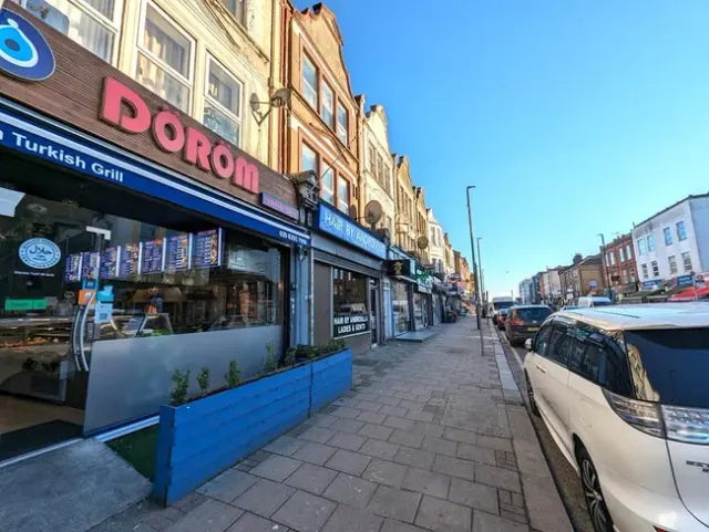 LARGE SHOP TO LET FLEXIBLE LEASE NO...