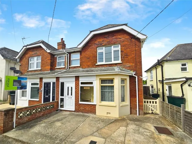 Clayton Road, Freshwater, PO40, photo 1
