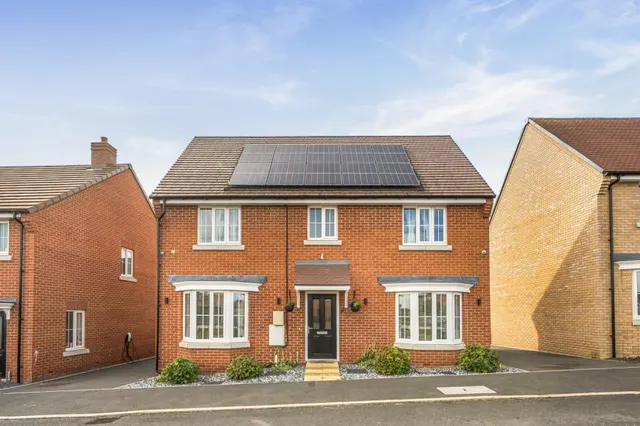 Olympia Way, Aylesbury, HP18, photo 1
