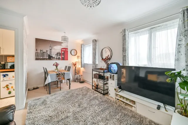 Photo 2 — 105 Victoria Street, Slough