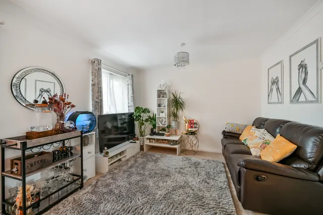 Photo 3 — 105 Victoria Street, Slough