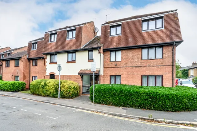 2 bedroom flat — 105 Victoria Street, Slough