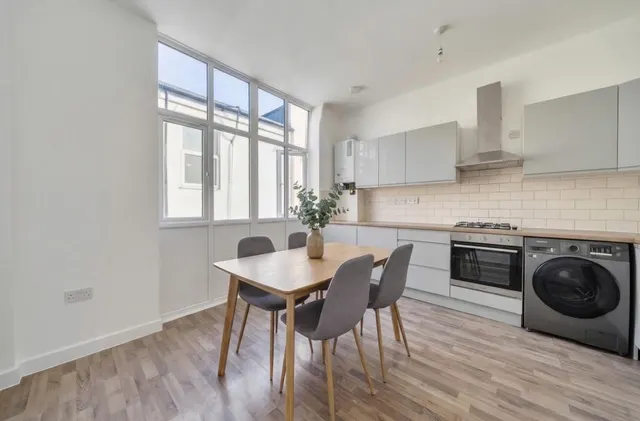 Photo 2 — Flat 2, 1 Clifford Road, London, London, SE25 5JJ