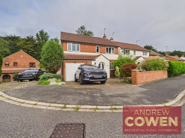 Pinewood Drive, Scarborough, YO12, photo 1