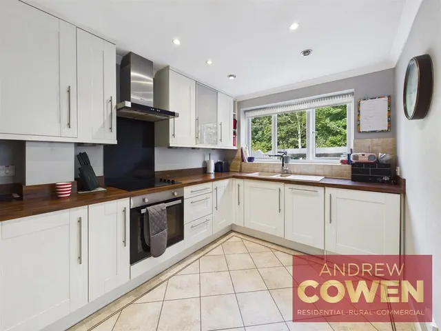 Pinewood Drive, Scarborough, YO12, photo 3