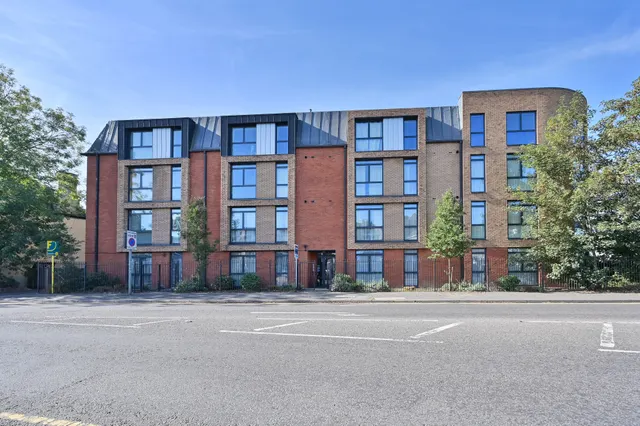 Watford, WD18, photo 1