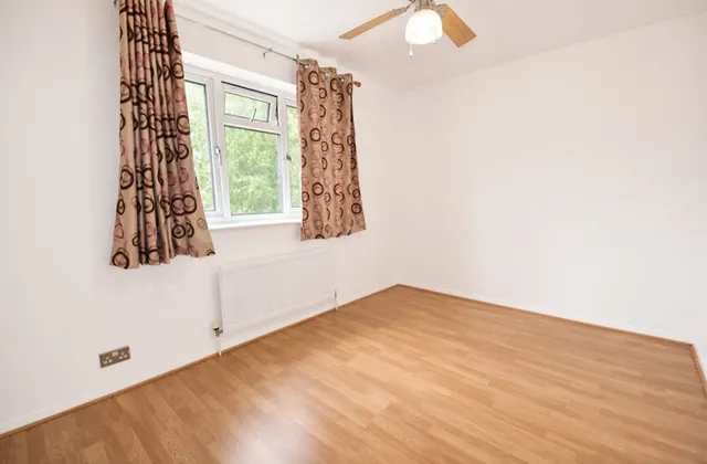 Trevithick Close, Feltham, photo 3