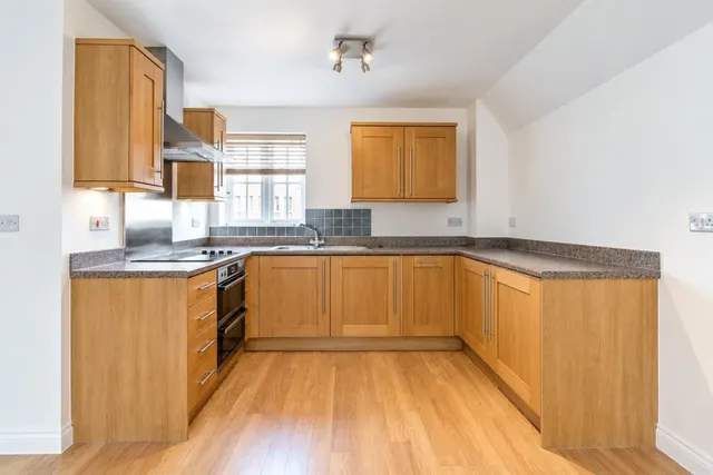 with 1 bedroom in Weavers Close, Great Dunmow, CM6, photo 3
