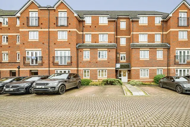 Eaton Avenue, Slough, photo 1