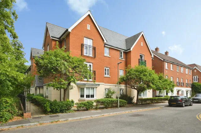2 bedroom flat — Sanville Gardens, Stanstead Abbotts, Ware