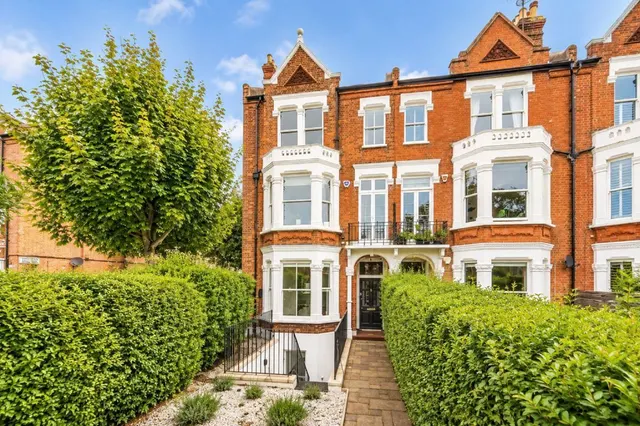 Clapham Common North Side, SW4, photo 1