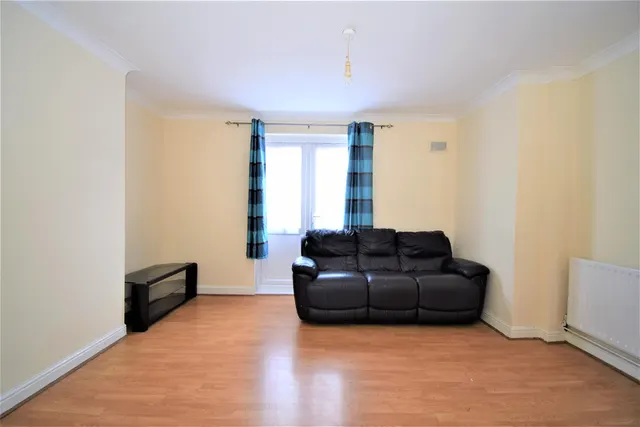 Crescent Road, Dagenham, photo 1