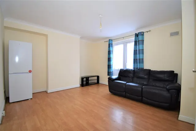 Photo 2 — Crescent Road, Dagenham