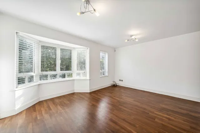 May Bate Avenue, KT2, photo 3