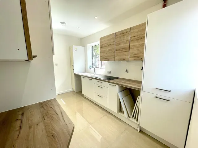 Addison Crescent, M16, photo 1