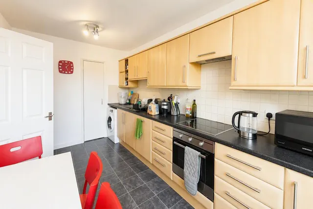 Photo 2 — Osprey Heights, Clapham Jucntion, SW11