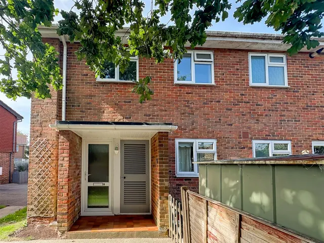 Dover Court, Fairlands, photo 1